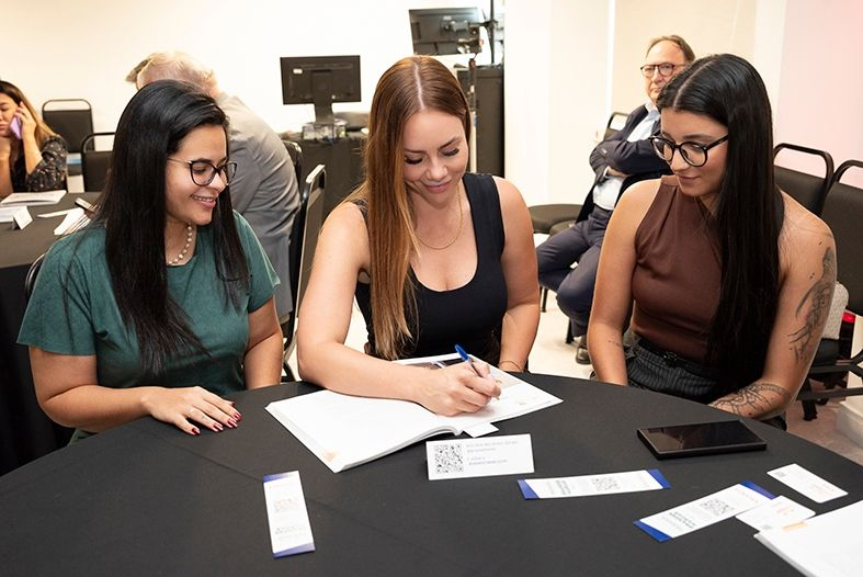 Colaboradoras Letícia Magalhães, Ketlen Filardo e Juliane de Oliveira representando a Ewave no lançamento do livro Paraná Grandes Marcas.