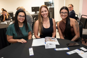Colaboradoras Letícia Magalhães, Ketlen Filardo e Juliane de Oliveira representando a Ewave no lançamento do livro Paraná Grandes Marcas.