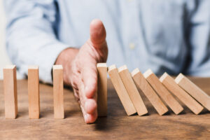 Resiliência operacional no atendimento: APIs, e-mail e voz.